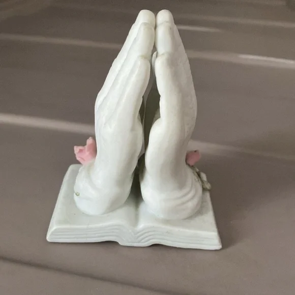 Vintage prayer hands over book and roses figurine - Picture 3 of 14